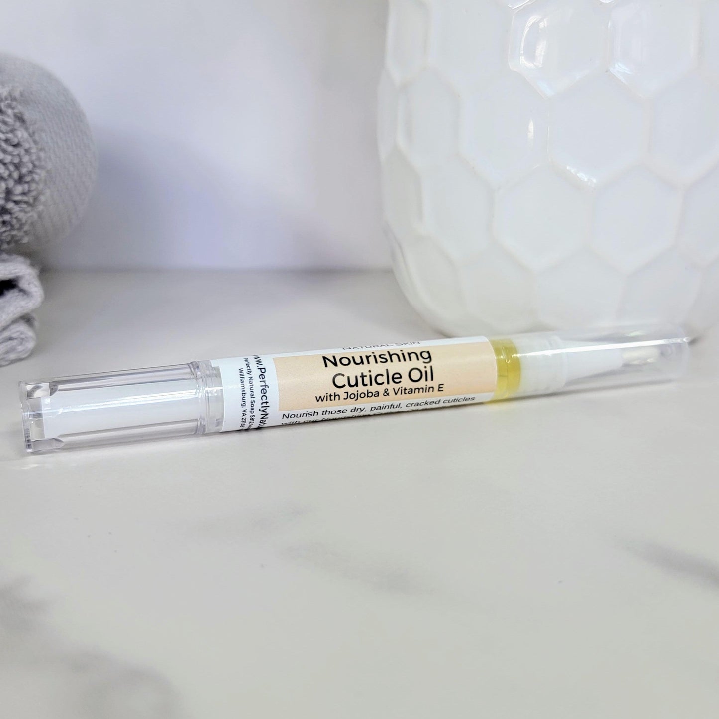 Nourishing cuticle oil brush pen, twist-click pen with vitamin E and nourishing oils for healthy cuticle care